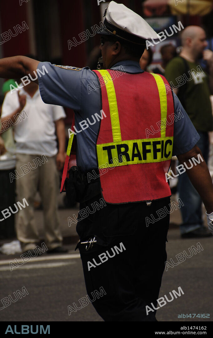 Agente de policia regulando el tráfico en Chinatown. NUEVA YORK. Estados Unidos.