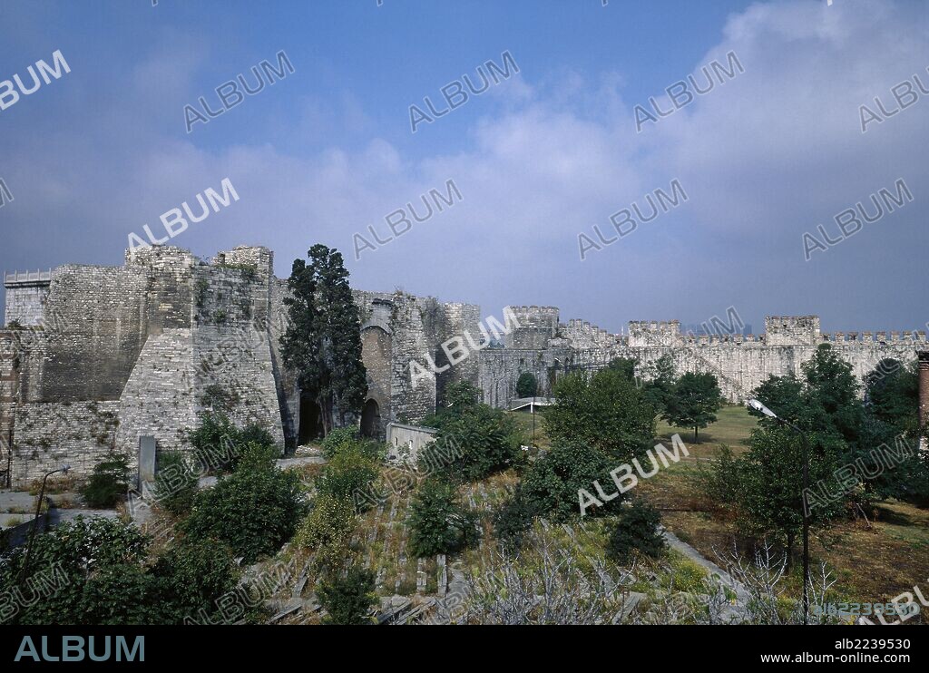 ARTE ISLAMICO. ESTILO OTOMANO. TURQUIA. CASTILLO DE LAS SIETE TORRES o YEDIKULE. Forta-leza compuesta por siete gruesas torres cercadas y rodeadas por altas murallas. En la zona se alzó una antigua fortificación bizantina. Vista parcial del muro que delimita el recinto en forma pentagonal y que fija el castillo a la muralla. ESTAMBUL.