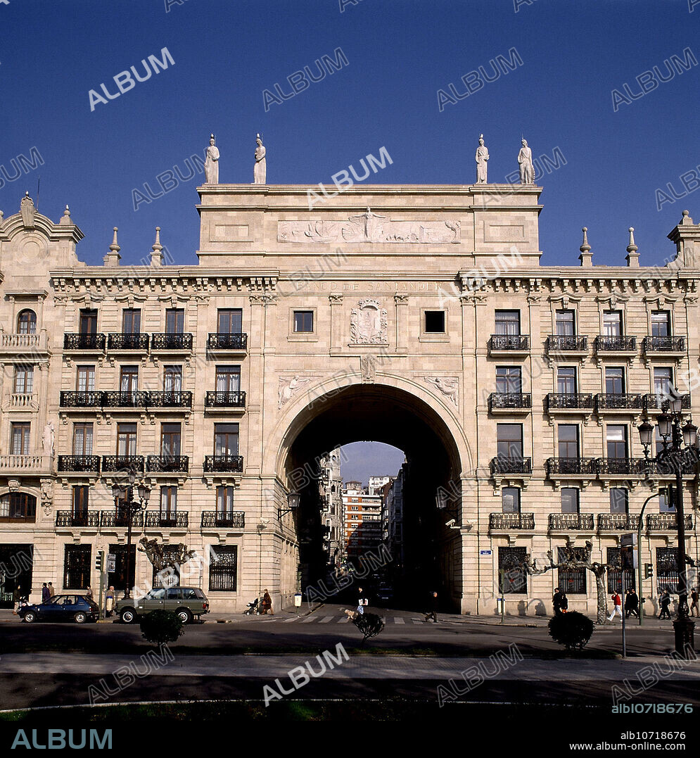 BANCO SANTANDER - FACHADA  DEL PASEO PEREDA - ARCO  Y CALLE MARCELINO SAUTUOLA.