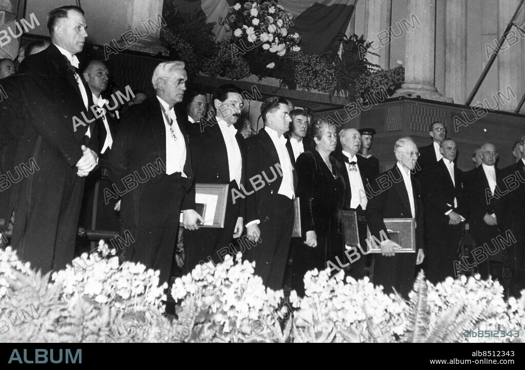 NOBEL PRIZE WINNER 1945: from left Artthuri Virtanen (cemistry), Alexander Fleming (medicine) Ernst B. Chain (medicine),Howard Florey(medicine), Gabriella Mistral (literature) and Johannes V. Jensen (laureate in literature 1944). Foto: TT Kod: 194 COPYRIGHT SCANPIX SWEDEN.