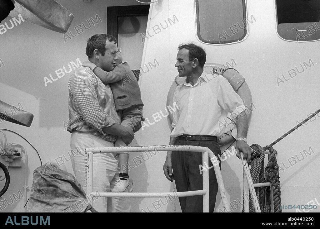 KUNGSHAMN 1967-07-09.. Boxaren Ingemar Johansson var även delägare i fiskebåten Ingo hemmahörande i Grundsund. På besök i den fullastade båten efter en lyckad fisketur på Nordsjön - Ingemar står bredvid morbror Gunnar Karlsson. *** Local Caption *** GT Blad 107 Foto: Kamerareportage / TT / Kod: 2524.