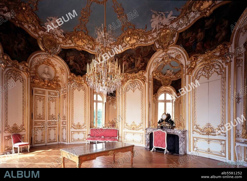 Paris (France), 4. Arr., Hôtel de Soubise. (Rue des Francs-Bourgeois Nr. 60; orig. built in 14th century; enlarged from 1704; Arch.: P.-A.Delamair; enlarged again from 1735; Arch.: G.Boffrand; now head office of Archives Nationales). Interior view: Salon ovale of Princesse de Soubise (1736/37; Arch.: G. Boffrand). Photo, undated.