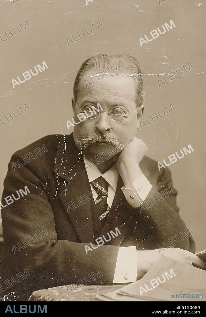 Louis Held, Der Schriftsteller Ernst von Wildenbruch, Staatliche Landesbildstelle Hamburg, collection on the history of photography, silver gelatin paper, cardboard, black and white positive process, image size: height: 14.30 cm; width: 9.80 cm, inscribed: verso and on the cardboard: Photographer, designation, dating, dimensions and inv.- No. handwritten in black, stamp: verso and left on the cardboard: stamp Staatliche Landesbildstelle Hamburg, label: verso and on the cardboard: light gray cardboard, on it in typescript Louis Held, Portrait Photography Ernst v. Wildenbruch, below white sticker, in typescript: Shown in: 'Literatrubel um 1900',' So they looked like ', portrait photography, writer, poet, author, half-length portrait, man, historical person, beard, Ernst von Wildenbruch.
