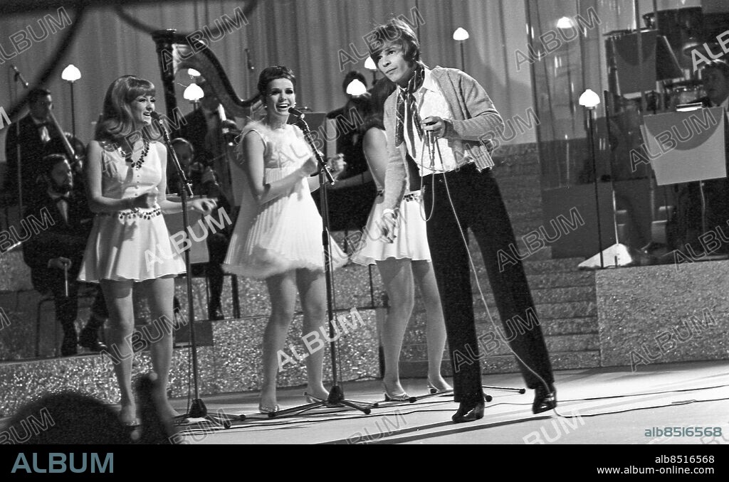 MELODIFESTIVALEN 1969 1969-03-01 på Cirkus i Stockholm. Ola Håkansson deltog med låten Du skänker mening åt mitt liv. I kören syns Kerstin Dahl och Annika Risberg. Foto: SVT / Kod:5600 Bildservice A 253 sv/v neg Schlager persons: ANNIKA RISBERG;KERSTIN DAHL;OLA HÅKANSSON sites: SVERIGE;STOCKHOLM. Bilden får endast användas i programpresenterande sammanhang. Fotografens namn, Sveriges Television samt programmets titel skall alltid anges.