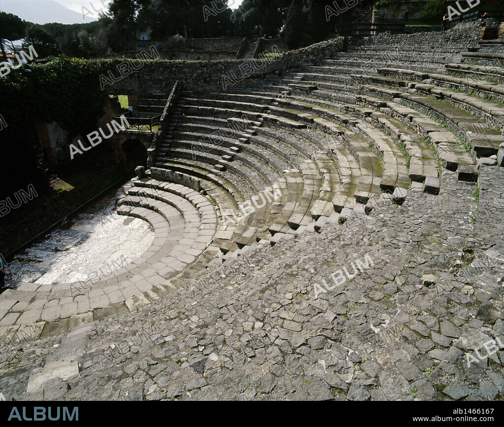 ARTE ROMANO. ITALIA. ODEON o PEQUEÑO TEATRO. Edificio civil realizado en el S. I d. C. Con una capacidad de 1000 espectadores. Construido en piedra, aprovecha el declive del terreno. Tenía la posibilidad de ser cubierto "theatrum tectum". En él se representaban manifestaciones teatrales, musicales y pantomimas. Vista general de la ORQUESTA y GRADAS. POMPEYA.
