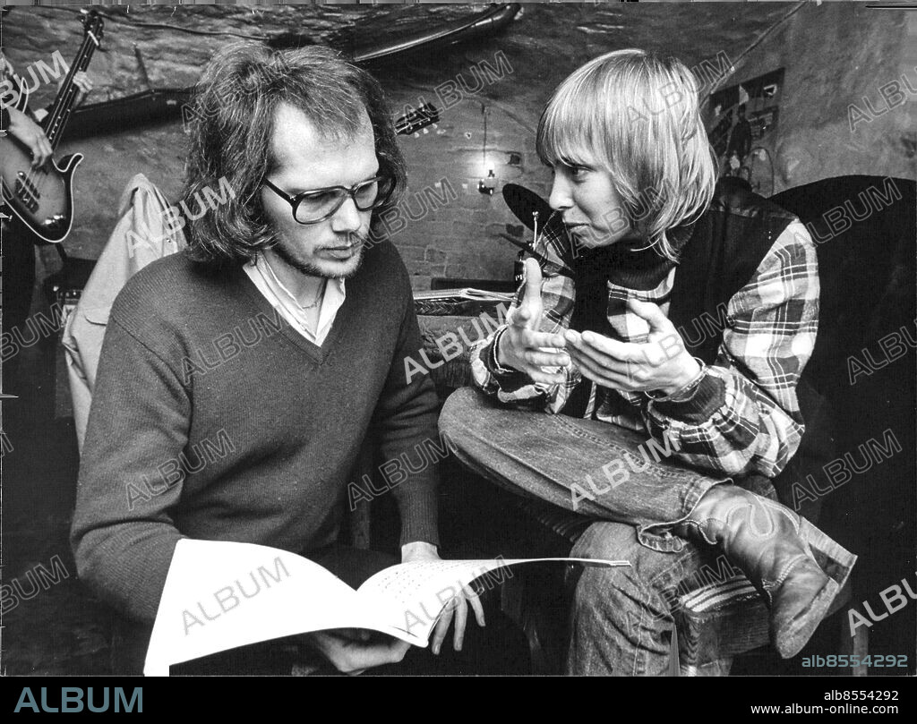 1978-02-28. Artisterna Ola Magnell och Marie Bergman i samspråk 28:e februari 1978.. Foto: Gunnar Lundmark / SvD / TT / Kod: 11014.