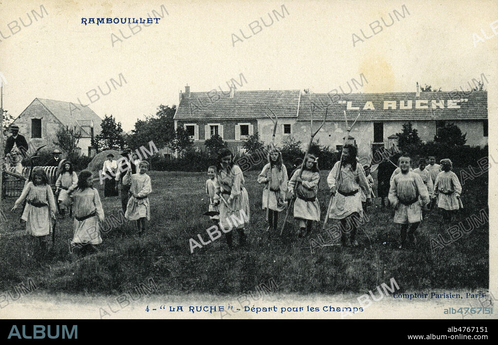 Oeuvre de solidarite et d'education de la Ruche a Rambouillet : depart pour les champs. Ecole fondee par l'anarchiste Sebastien FAURE. Photographie anonyme pour une carte postale vers 1908. Credit : Collection IM/KHARBINE-TAPABOR.