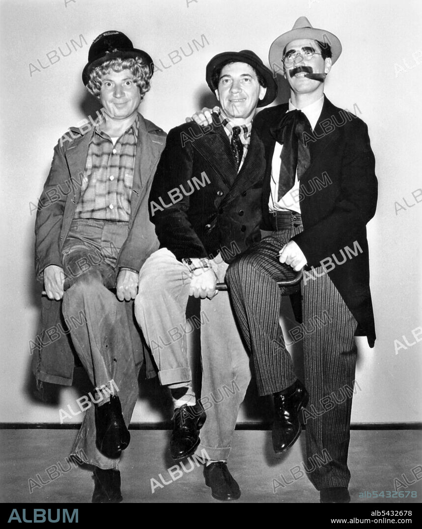 CHICO MARX, GROUCHO MARX und HARPO MARX in DIE MARX BROTHERS - ZIMMERDIENST, 1938 (ROOM SERVICE), unter der Regie von WILLIAM A. SEITER. Copyright RKO.