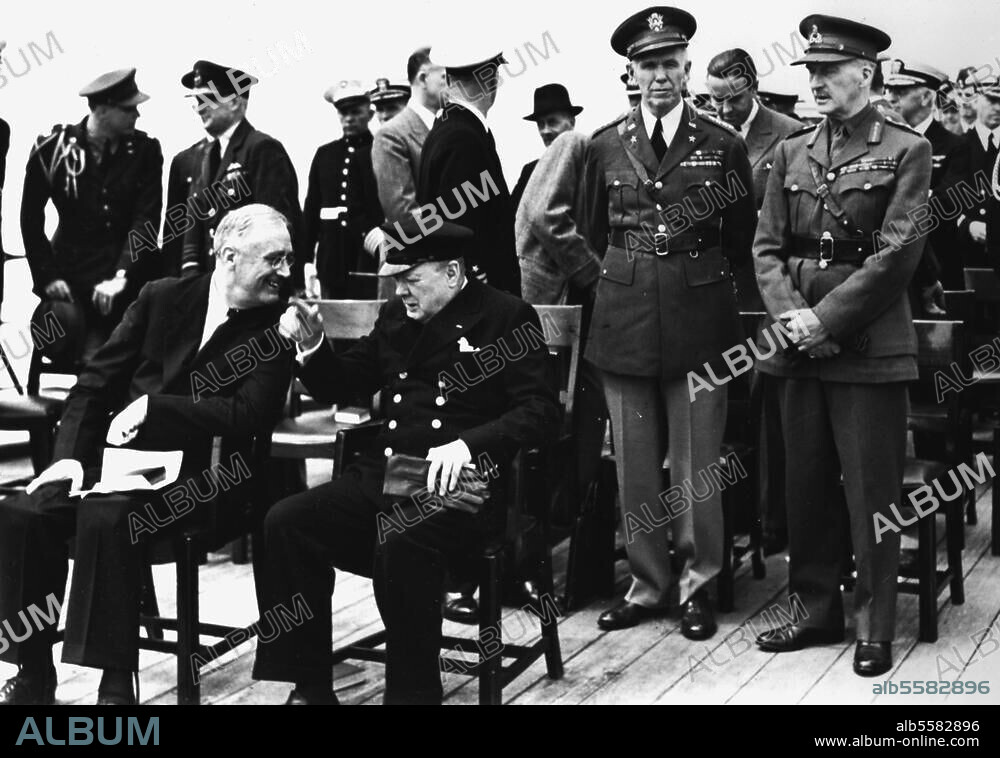 Atlantik-Charta, 14. August 1941. (Gemeinsame Verlautbarung der USA und Großbritanniens über eine künftige Friedensordnung). - An Bord des brit. Schlachtschiffes. "Prince of Wales" in der Argentia-Bucht vor Neufundland: v. li. Roosevelt, Churchill, Gen. George Marshall und Gen. Sir John Dill.- Foto, 10. August 1941 (?).