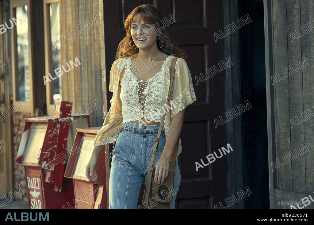RILEY KEOUGH dans DAISY JONES & THE SIX, 2023, réalisé par JAMES PONSOLDT et NZINGHA STEWART. Copyright AMAZON STUDIOS.
