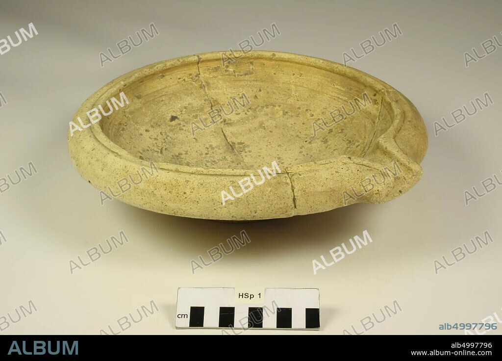 Rubbing bowl of thick-walled coarse earthenware with a curved edge, on which the spout lies. With old bonding and chips from the edge, friction plate, earthenware, h: 8,6 cm, diam: 30,4 cm (width incl. Spout: 31,6), roman, Netherlands, Limburg, Mook and Mediator, Mook.