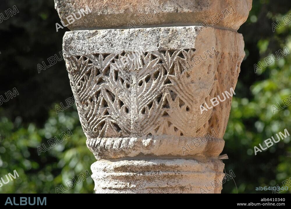 Anjar / Andjar (Libanon), (Ruinenstätte der Omaijadendynastie; angelegt als Residenz Walids I. 705-715 nach antikem Stadtbauschema; Ausgrabungen seit 1943; seit 1984 Weltkulturerbe), Cardo ( Kolonnadenstraße; Hauptstraße in Nord-Süd-Richtung; frühislamisch, Zeit der Omaijaden, 8.Jahrhundert). /-Byzantinisches Kapitell der Arkaden a...