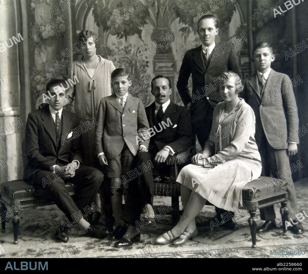 ALFONSO XIII. REY DE ESPAÑA. MADRID. 1886 / 1941. " EL REY CON SUS HIJOS. DON JAIME , DOÑA BEATRIZ , DOÑA CRISTINA, DON GONZALO , DON ALFONSO Y DON JUAN. 1927 ".