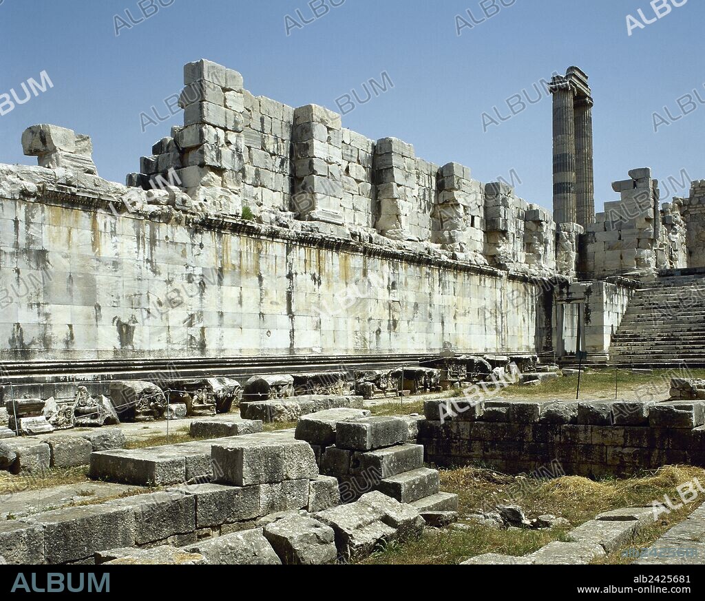 ARTE GRIEGO-HELENISTICO. TURQUIA. SANTUARIO DE APOLO. Famoso en la antigua Grecia por sus oráculos. Vista parcial del "CHESMOGRAPHEION" del TEMPLO DE APOLO, lugar donde los sacerdotes interpretaban y redactaban los oráculos. Los vestigios más antiguos se remontan al siglo VIII a. C. Alejandro Magno realizó su última ampliación tras la conquista de Asia Menor. DIDYMA.