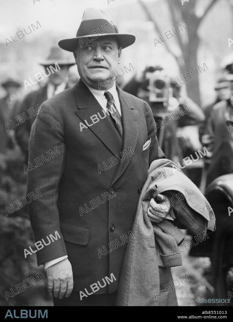 Orig. bildtext... SINCLAIR ACQUITTED! Washington, D.C.- Washington Jury decided in less than three hours that Harry F. Sinclair, oil man, was not guilty of the charge of conspiring to defraud the government in connection with the Teapot Dome oil leases. Photo shows Sinclair just after the jury returned the verdict. 4-21-28 Anm. H F Sinclair, 1876-1956, amerikansk oljefabrikant. Teapot Dome-skandalen, politisk skandal från 1923, en av de största i USA genom tiderna. Lättnad Näsduk i bröstfickan CD669 persons: HARRY FORD SINCLAIR sites: WASHINGTON D C;USA.