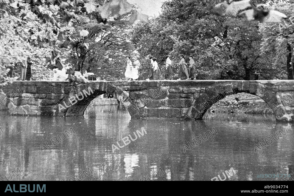 The Ojak-gyo, literally meaning the bridge of crows and magpies, was named after a legend of crows and magpies that fly side by side across the Milky Way on July 7th every year in order to keep a rendez-vous with the woman-star, Vega, and the man-star, Altair. The term Ojakgyo can also designate someone that connects two loving people. The bridge in Namwon city, in Jeolla Bukdo Province, was built during the Joseon dynasty in 1582. Joseon (1392 - 1910).