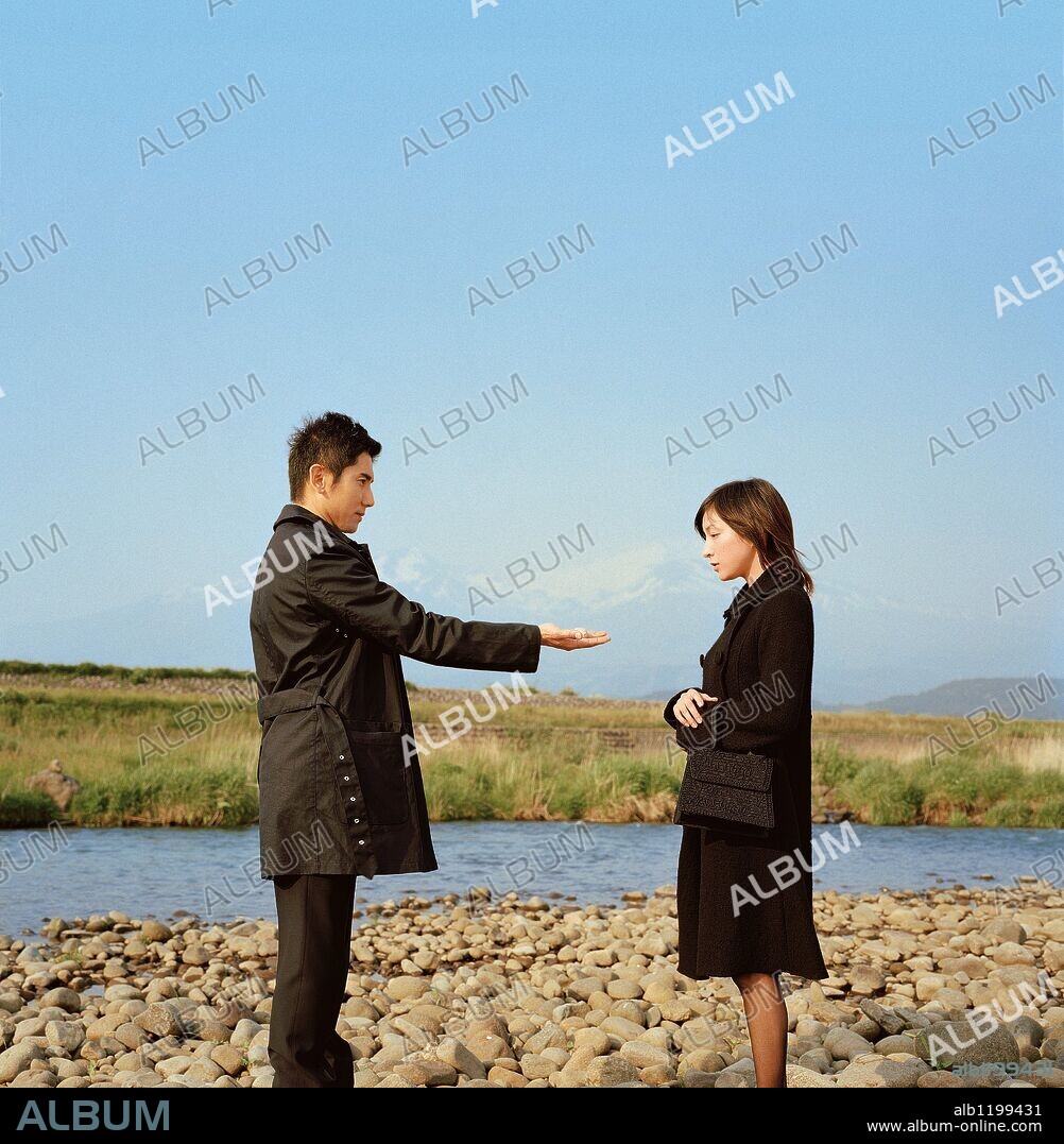 MASAHIRO MOTOKI y RYOKO HIROSUE en DESPEDIDAS, 2008 (OKURIBITO), dirigida por YOJIRO TAKITA. Copyright AMUSE SOFT ENTERTAINMENT/ASAHI SHIMBUNSHA/DENTSU.