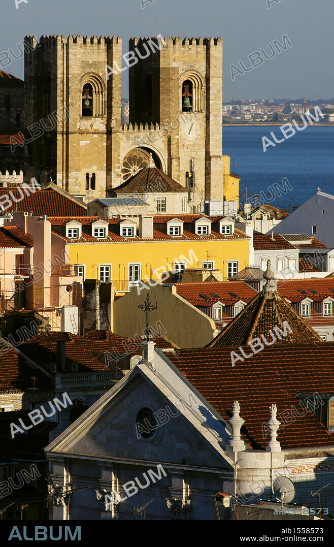 Portugal. Lisboa. Vista de las dos torres que flanquean la fachada de la catedral, edificada poco después de que Alfonso I conquistara la ciudad a los musulmanes en 1147. Barrio de Alfama.