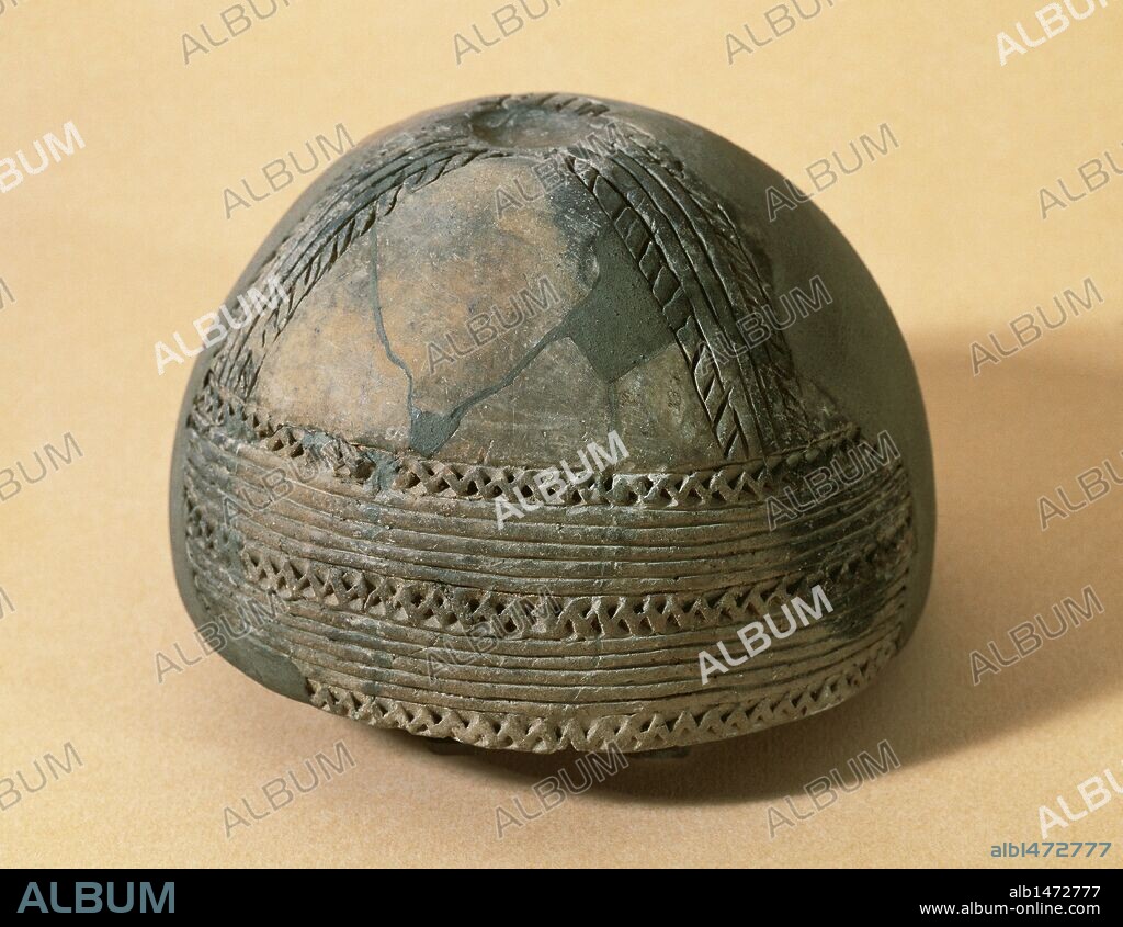 PREHISTORIA. ENEOLITICO. ESPAÑA. VASO CAMPANIFORME. Cultura Eneolítica (2.5002.000 a.C.). Durante este período la cerámica campaniforme se extendió por toda Europa. Pieza de color gris, casi negro. En la decoración abundan las incisiones geométricas. Forma acampanada. Procede del yacimiento de la "Cova Toralla" (Conca del Dalt, Pallars Jussà, provincia de Lleida). Cataluña. Museo de Arqueología de Cataluña. Barcelona.