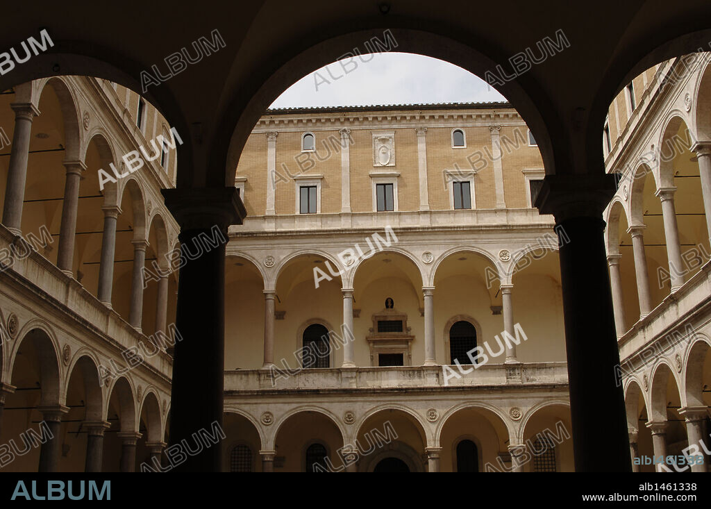 ARTE RENACIMIENTO. ITALIA. PALACIO DE LA CANCILLERIA (PALAZZO DELLA CANCELLERIA). Construído entre 1489 y 1513. Vista del PATIO. ROMA.
