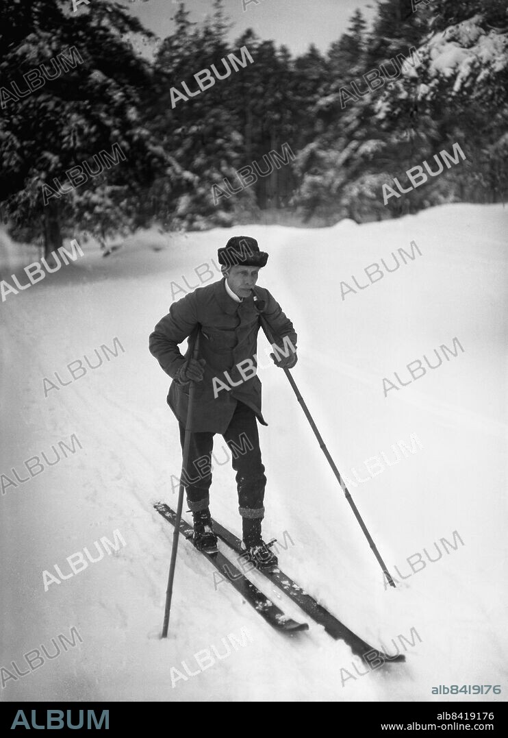 ARKIV 1918 . Författaren Sigfrid Siwertz (1882-1970) på skidor. Siwertz skrev bland annat ungdomsskildringen "Mälarpirater" som filmades 1923 och 1987 och familjeromanen "Selambs" som blev TV-serie 1979. Siwertz var medlem av Svenska Akademien.. Sigfrid Siwertz, Swedish novelist and member of the Swedish academy of literature.. Foto: TT / Kod 1900.