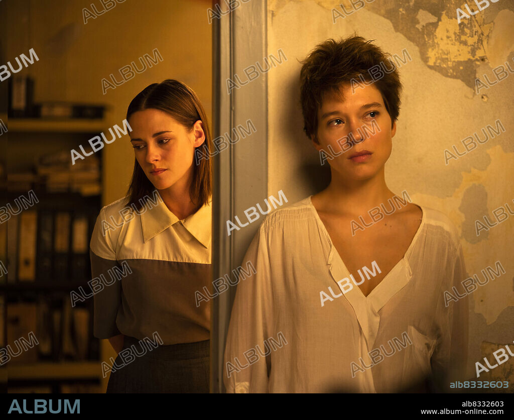 KRISTEN STEWART and LEA SEYDOUX in CRIMES OF THE FUTURE, 2022, directed by DAVID CRONENBERG. Copyright SERENDIPITY POINT FILMS.