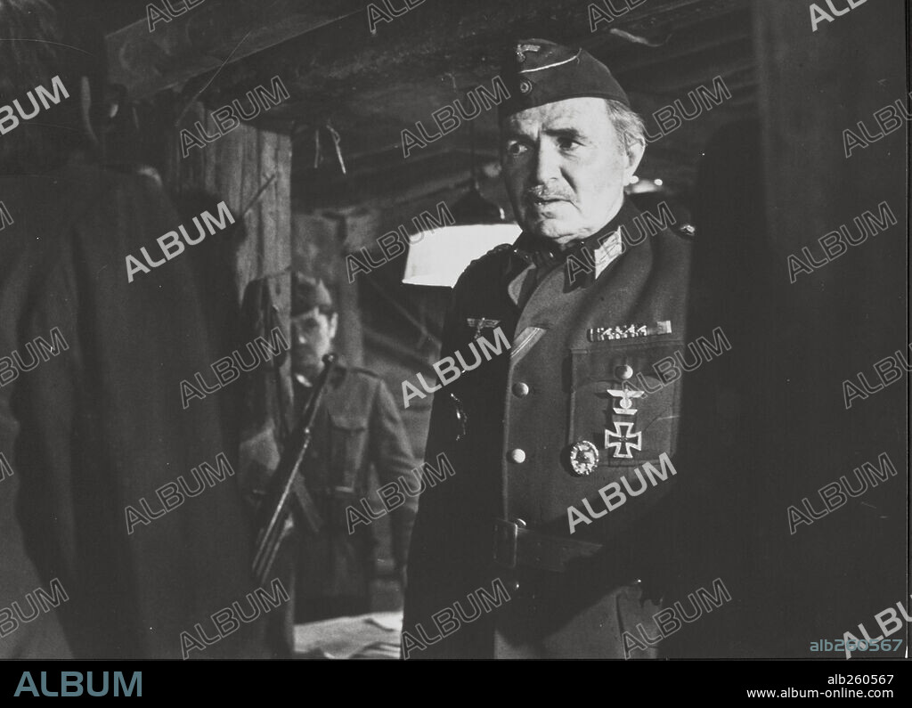 JAMES MASON en LA CRUZ DE HIERRO, 1977 (CROSS OF IRON), dirigida por SAM PECKINPAH. Copyright AVCO EMBASSY.