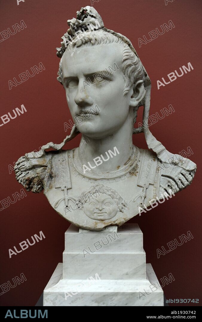 CALIGULA, Cayo Julio César (Anro,12 d. C. -Roma, 41 d. C.). Emperador romano (37 d. C-41 d. C). Segundo emperador perteneciente a la dinastía JuliaClaudia, hijo de Germánico y Vipsania Agripina. Busto de Calígula con coraza. Roma, 37-41 d. C. Mármol. Museo Carlsberg Glyptotek. Copenhague. Dinamarca. Norte Europa.