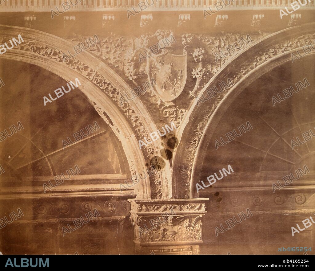 Capitel y arcos de medio punto profusamente decorados con relieves renacentistas y un escudo con tres leones en una franja y seis vieiras.