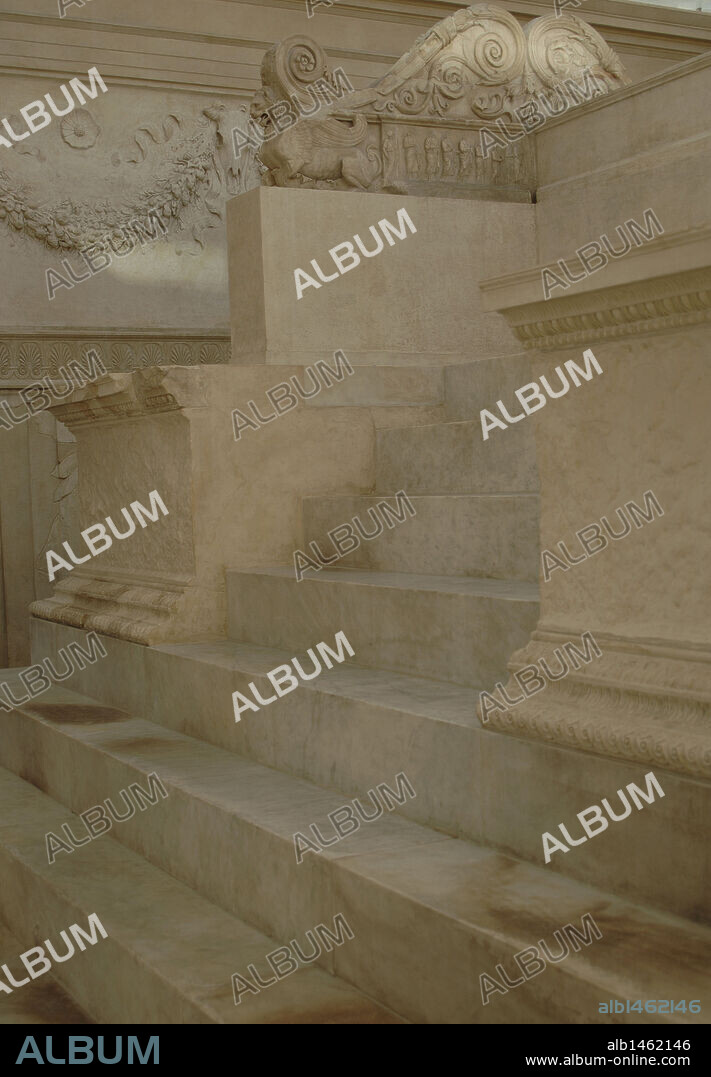 ARTE ROMANO. ITALIA. ARA PACIS AUGUSTAE. Altar levantado por Augusto para conmemorar el final de las luchas, dedicado a la diosa de la paz. Fue realizado en el año 13 a. C. y todo él se encuentra decorado con bajorrelieves. Detalle de las escaleras de mármol. Campo de Marte. ROMA. Europa.