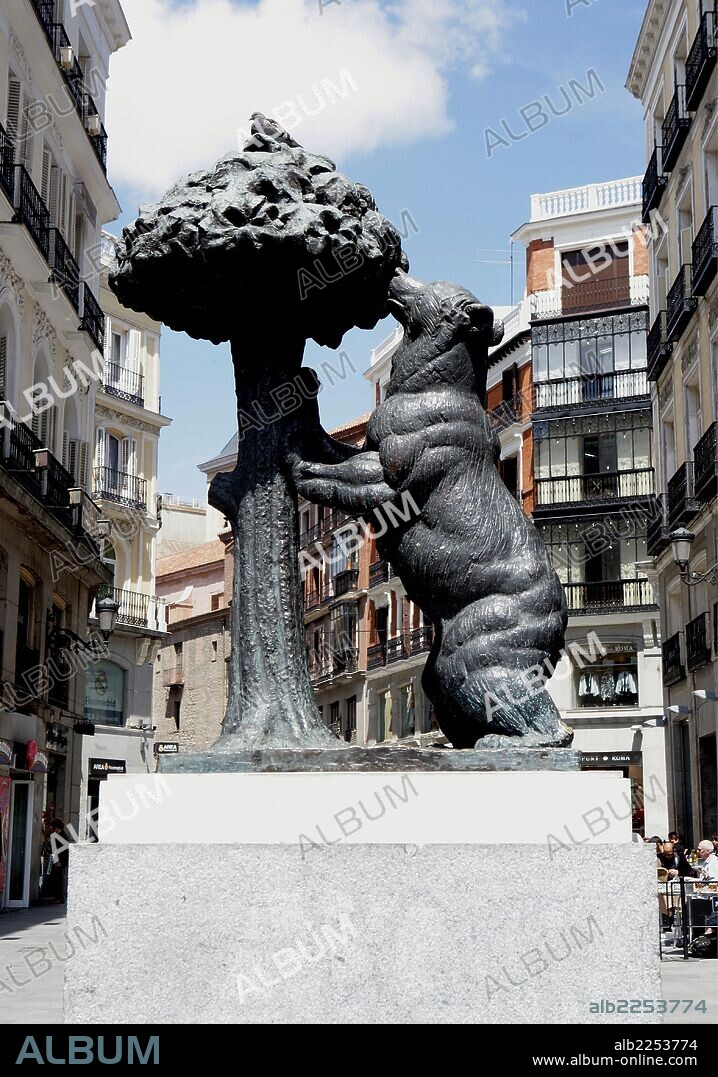 MADRID. ESCULTURA EN BRONCE DEL OSO Y EL MADROÑO. REPRESENTA LAS ARMAS HERALDICAS DE LA VILLA, UBICADA EN LA PUERTA DEL SOL. OBRA DE ANTONIO NAVARRO SANTA FE EN EL AÑO 1967.