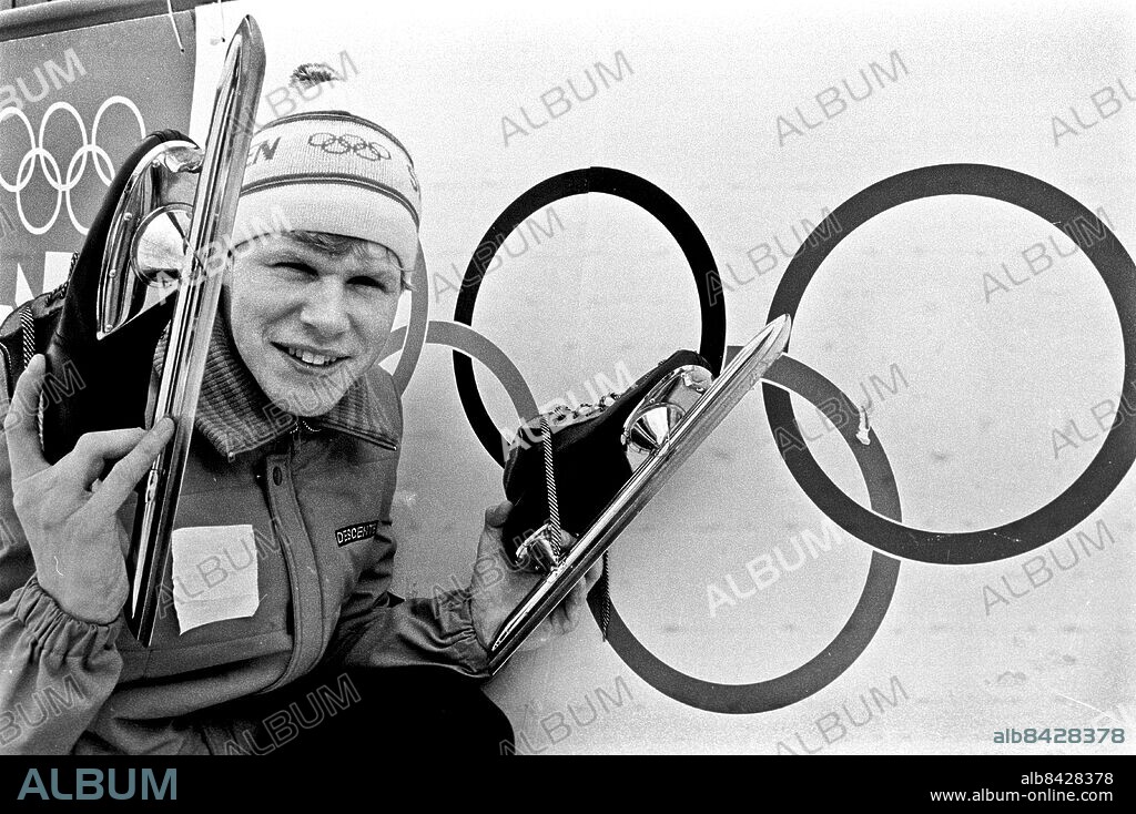 ARKIV 1984-02-12. Den svenske skridskoåkaren Tomas Gustafson håller upp sina skridskor framför OS-ringarna vid de olympiska vinterspelen i Sarajevo, Jugoslavien 12:e februari 1984.. Foto: Jan Collsiöö / TT / Kod: 1001.