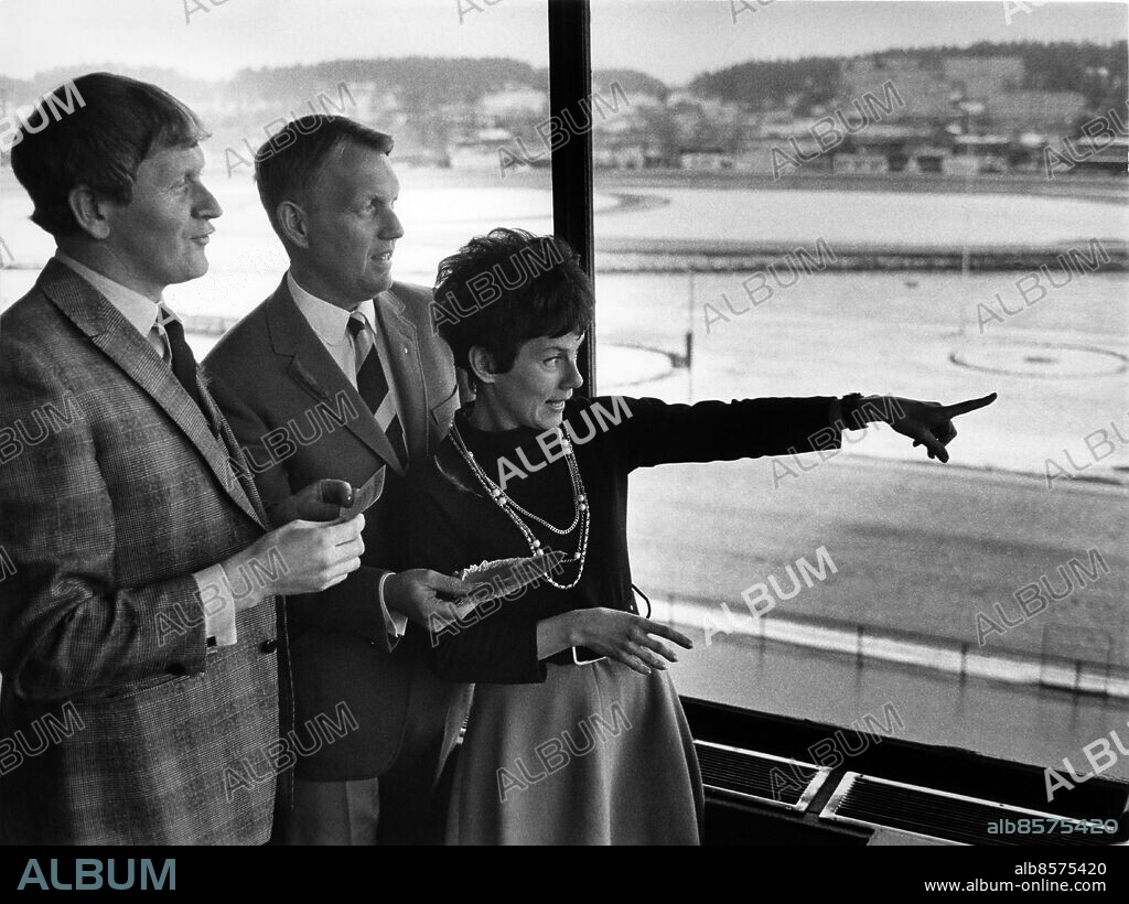 ARKIV STOCKHOLM 19690416.. En trio underhållare på Solvalla travbana. Från vänster sångaren Thore Skogman, journalisten Bengt Bedrup och sångerskan Towa Carson. De tre deltar i den drygt månadslånga insamlingskampanjen "Röda Fjädern" till förmån för cancerforskningen.. Foto: John Kjellström / SvD / TT / Kod:11014.