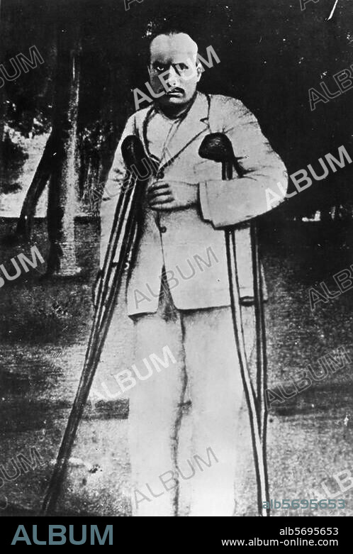 Mussolini, Benito Italian dictator, Fascist leader (Duce), 1883-1945. Mussolini after having been injured during World War I on 25.2.1917 whilst exercising on a howitzer. Photo, 1917.