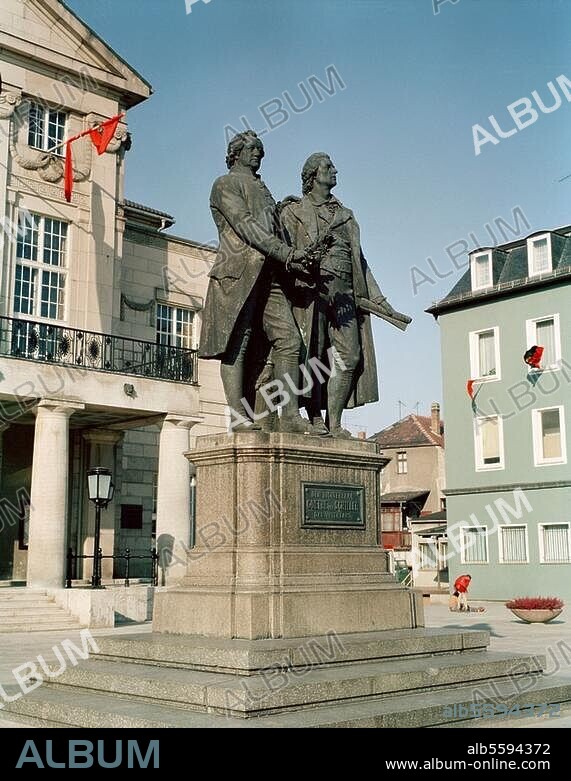 Weimar, Goethe-Schiller-Denkmal vor dem Nationaltheater. (1857 geschaffen von Ernst Rietschel). Ansicht. Foto, undat. (vor 1989).