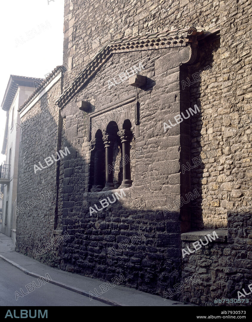 TESTERO DE LA CAPILLA MAYOR DEL SIGLO IX EN EL MURO ORIENTAL DE LA IGLESIA DE SAN TIRSO - UNICO RESTO CONSERVADO DE LA IGLESIA ALFONSINA.