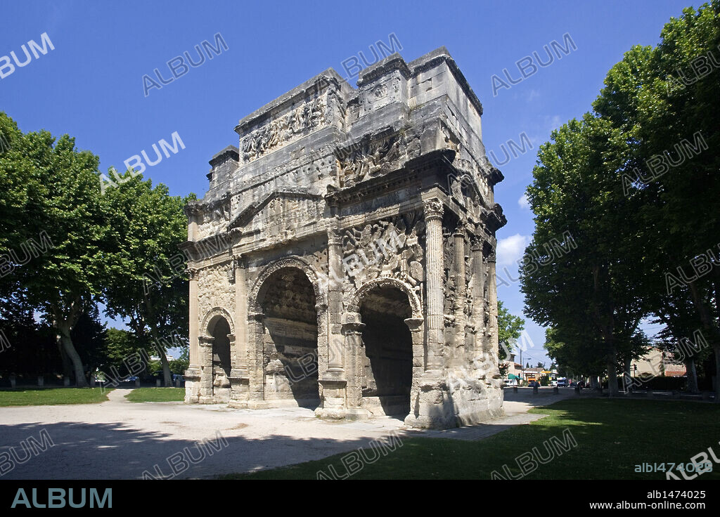 ARTE ROMANO. FRANCIA. ARCO TRIUNFAL DE ORANGE (AURENJA). Construido sobre la VIA AGRIPPA en honor a Julio César por sus victorias sobre los galos y los masaliotes (marselleses). Fechado hacia el 49 a. C. Declarado Patrimonio de la Humanidad. ORANGE. Provenza.
