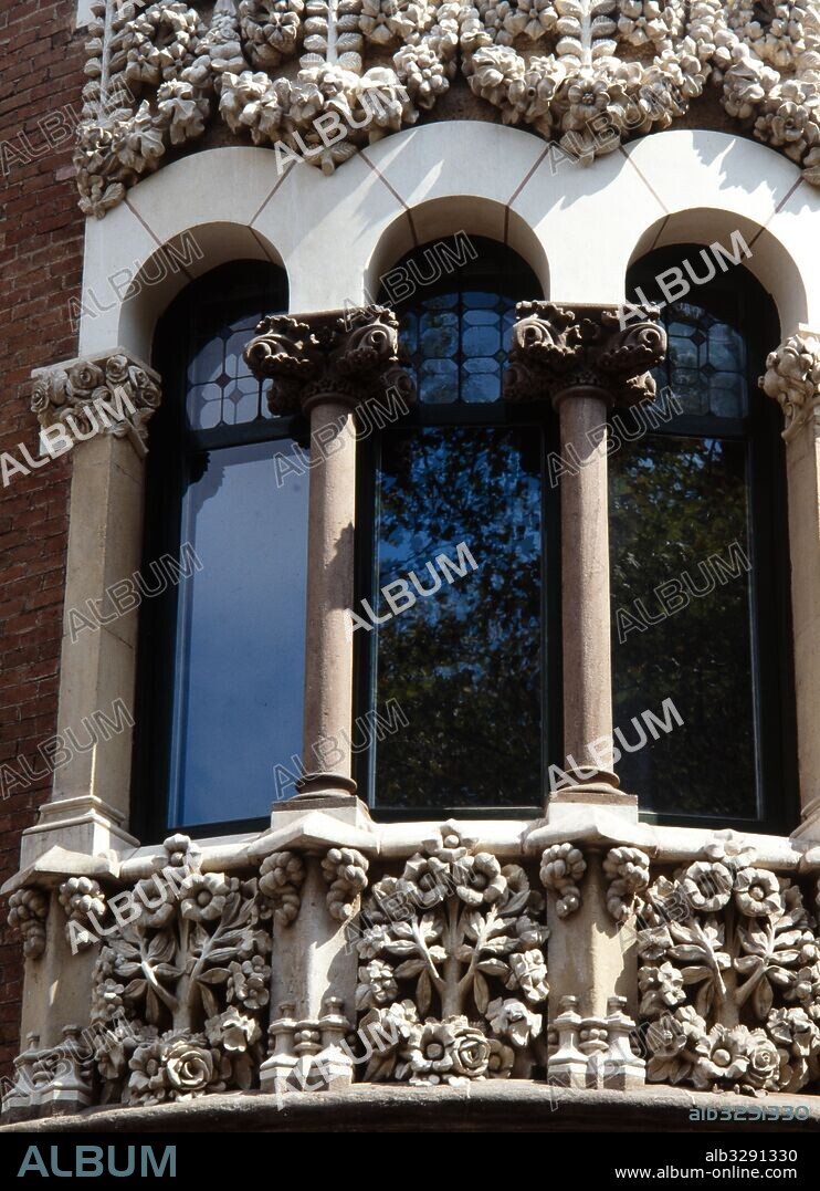 Josep Puig i Cadafalch / Ventanas en la fachada de la casa Terrades o casa de les punxes, 1905, Barcelona, Barcelona, Cataluña, España.