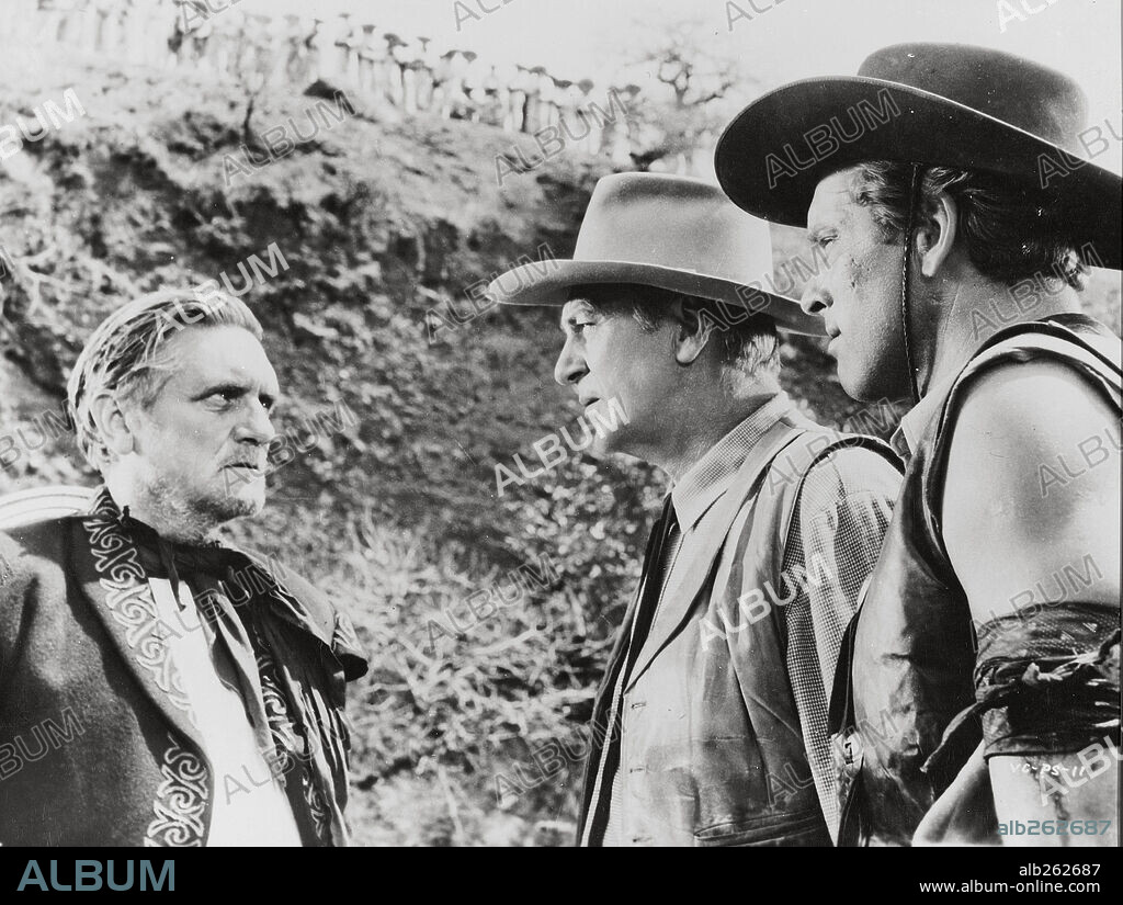 BURT LANCASTER and GARY COOPER in VERA CRUZ, 1954, directed by ROBERT ALDRICH. Copyright UNITED ARTISTS.