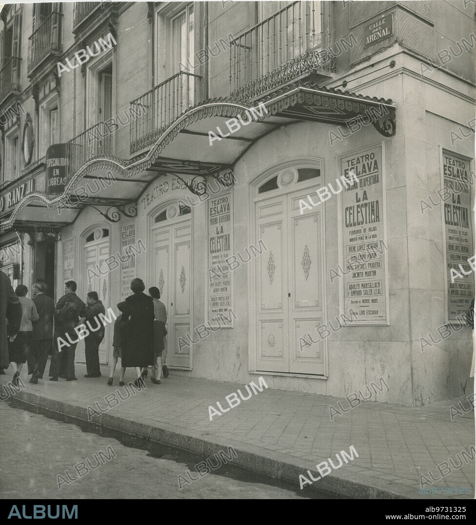 Madrid, abril de 1957 . El teatro Eslava. Entrada al teatro eslava por la calle del Arenal. Se anuncia el estreno de La Celestina, de Fernando de Rojas, dirigida por por Luis Escobar.