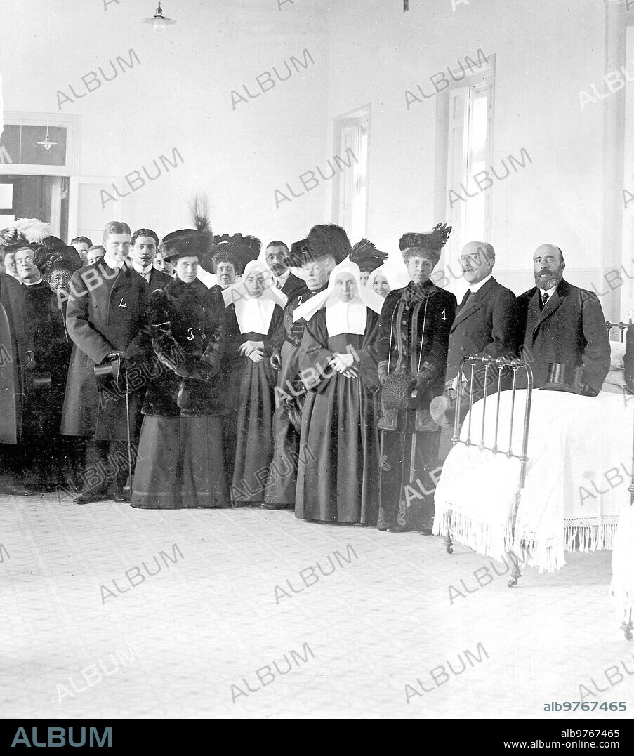 December 5, 1909. The inauguration yesterday afternoon. HM the Queen Mother Mrs. María Cristina (1) and Ss. Ah. The Infants Doña Isabel (2), Doña María Teresa (3) and Don Fernando (4), Accompanied by Several Distinguished Personalities, Visiting the Rooms of the Convalescent Home, Inaugurated yesterday.