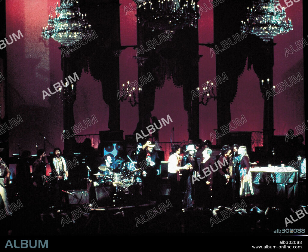 BOB DYLAN, DR. JOHN, JONI MITCHELL, RICK DANKO, ROBBIE ROBERTSON y VAN MORRISON en EL ÚLTIMO VALS, 1978 (THE LAST WALTZ), dirigida por MARTIN SCORSESE. Copyright UNITED ARTISTS.