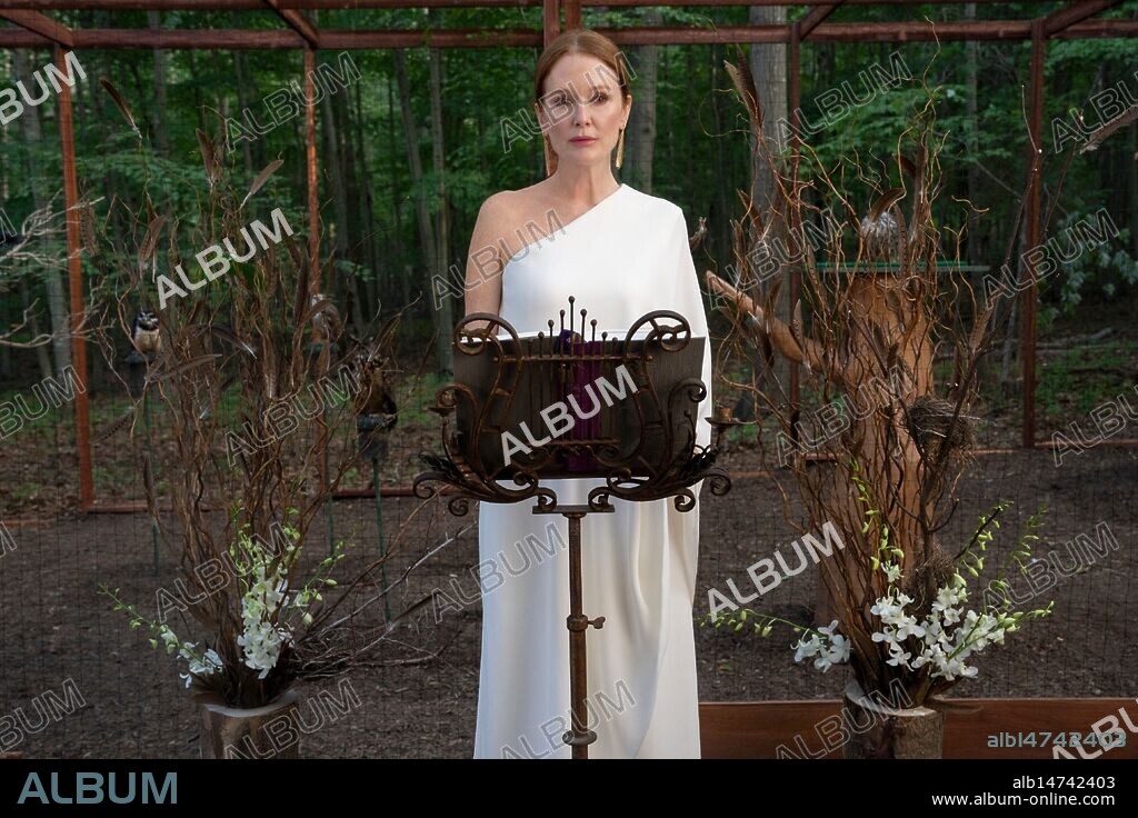 JULIANNE MOORE en SIRENAS, 2025 (SIRENS), dirigida por NICOLE KASSELL. Copyright Netflix Studios / LuckyChap.