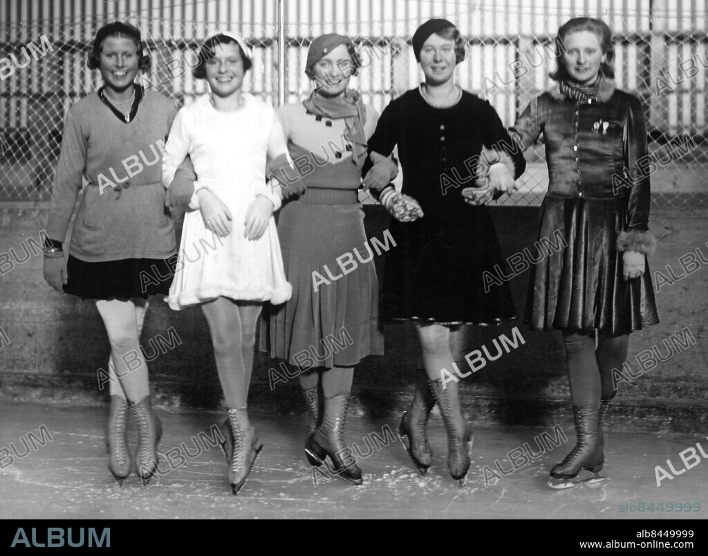STOCKHOLM 1933-02-10.. Några av deltagarna vid konståknings-VM 1933 i Stockholm ses här under träningen på Ispalatset. Från vänster Cecilia Colledge, England, Megan Taylor, England, Erna Andersen, Norge, Lise Lotte Landbeck, Österricke, och Nanna Egedius, Norge.. Foto: Text & Bilder / SVT / Kod: 5600. Mapp: V.M. i konståkning, damer. Ispalatset Stockholm 11 febr. 1933 I:38 1/2d. På rad Arm i arm Leende Vänner Skridskor.
