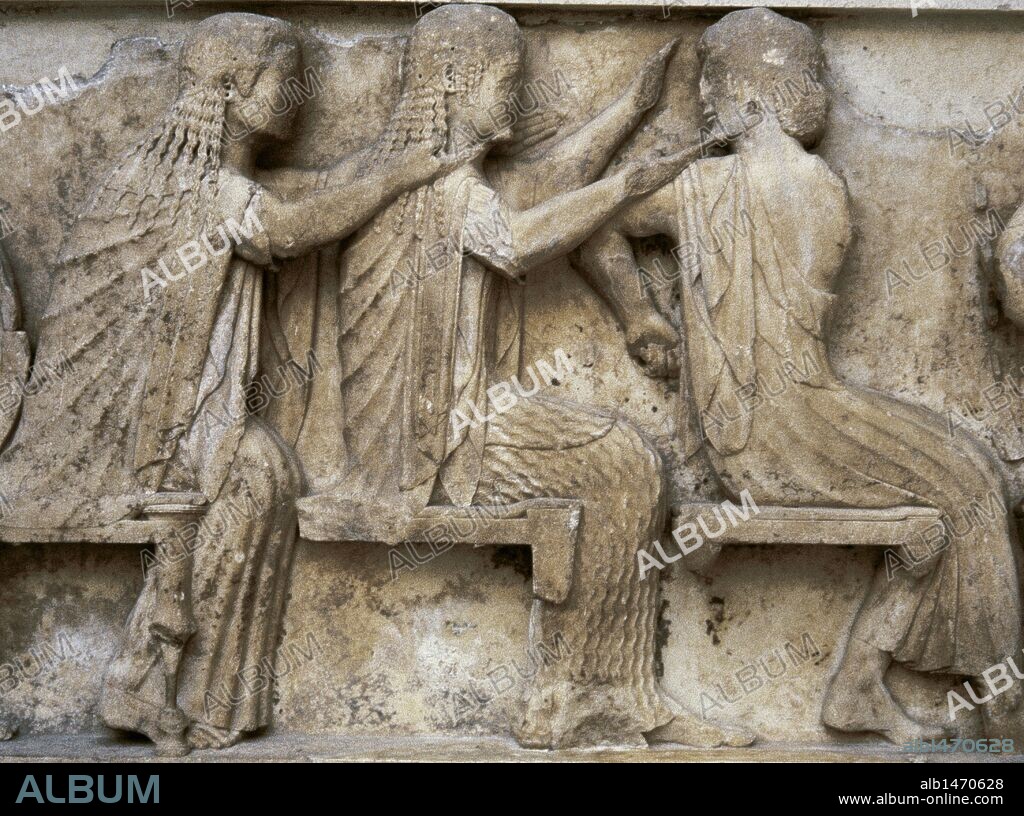 ARTE GRIEGO. PERIODO ARCAICO. GRECIA. TESORO DE SIFNIOS (SIPHNOS). Data del año 525. aC., de estilo jónico. Friso atribuido a dos escultores: Endoios de Atenas y a un desconocido. Detalle de un relieve del lado este, con la representación de una asamblea de los dioses del Olimpo con Venus, Artemis y Apolo (Afrodita, Diana y Apolo romanos) discutiendo por la guerra de Troya. Museo Arqueológico de Delfos. Grecia.