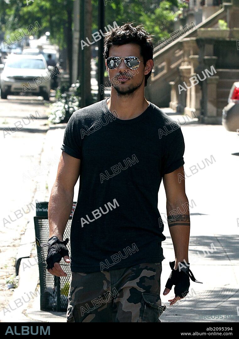 June 18, 2013 - New York City, NY, USA - Actor Taylor Lautner on the Upper West Side set of the new movie 'Tracres' on June 18 2013 in New York City. 18/06/2013