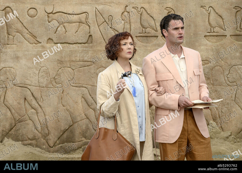 ANNETTE BENING y TOM BATEMAN en MUERTE EN EL NILO, 2021 (DEATH ON THE NILE), dirigida por KENNETH BRANAGH. Copyright 20TH CENTURY STUDIOS.