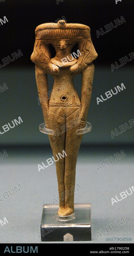 ARTE EGIPCIO. IMPERIO MEDIO (DINASTIA XII) O SEGUNDO PERIODO INTERMEDIO. FIGURA FEMENINA de terracota. Esculpida con un peinado elaborado, un collar y puntos incisos alrededor del ombligo y las nalgas a modo de tatuaje. Estas figuras tenian un marcado carácter sexual yse hallaban en capillas para invocar la fertilidad o tumbas para la reencarnacion del difunto. Fechada hacia 1985-1550 a. C., de procedencia desconocida. Museo Británico. Londres. Inglaterra. Reino Unido.