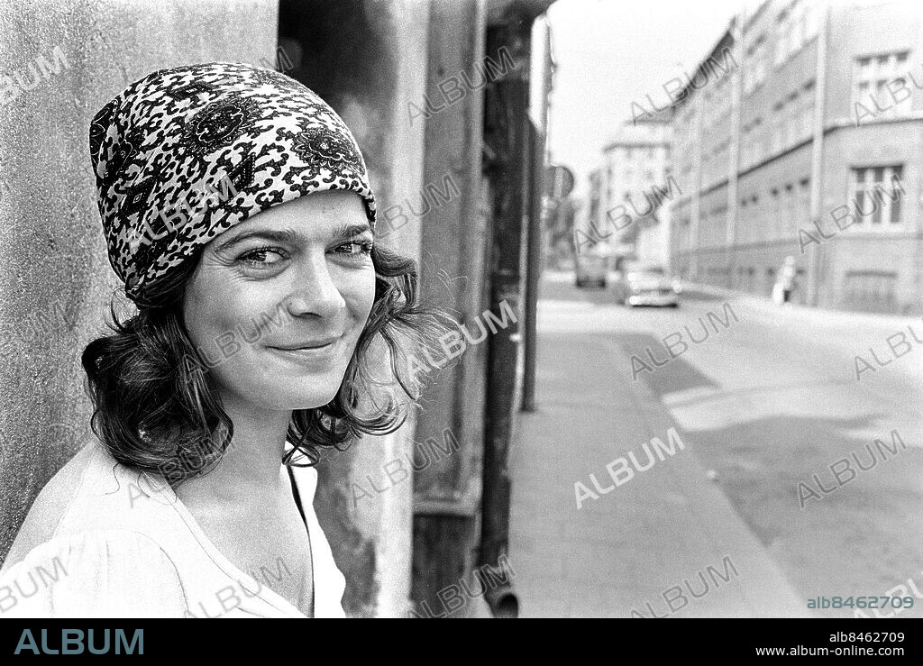 STOCKHOLM 1972-06-18.. Kisa Magnusson, sångerska, på Bondegatan i Stockholm.. Foto: Bo-Aje Mellin / RiR / SVT / Kod: 5600. Reportage publ. i RiR 28/72 sid. 10 inför programmet Opopoppa i radio och TV.. RiR 20559 sv/v neg   . Mössor.