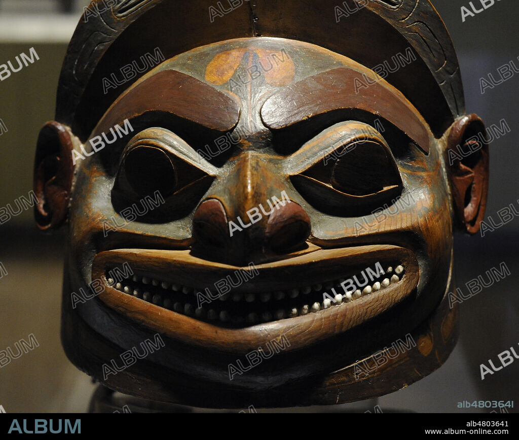 Casco con representación de rostro esquemático. Madera, cobre, cuero y concha. Indios Tlingit (Siglo XVIII). Costa Noroeste. América del Norte. Museo de América. Madrid. España.